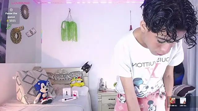 Snapshot of huge_armound chatting on February 3, 2026, 11:21 pm huge armound online show from February 3, 2026, 11:21 pm