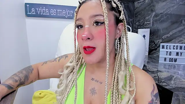 Snapshot of miss_danika chatting on December 18, 2025, 11:03 am miss danika online show from December 18, 2025, 11:03 am