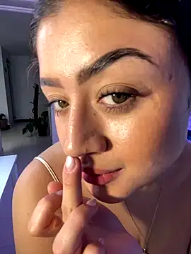 Snapshot of lucianaroy chatting on September 9, 2025, 12:03 pm lucianaroy online show from September 9, 2025, 12:03 pm