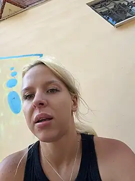 Snapshot of LikaCat chatting on July 9, 2026, 4:02 am LikaCat online show from July 9, 2026, 4:02 am