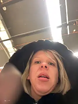 LikaCat online show from October 22, 2025, 3:50 am