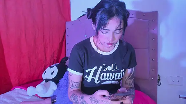 Snapshot of IrisMagiic chatting on September 23, 2025, 10:50 pm IrisMagiic online show from September 23, 2025, 10:50 pm