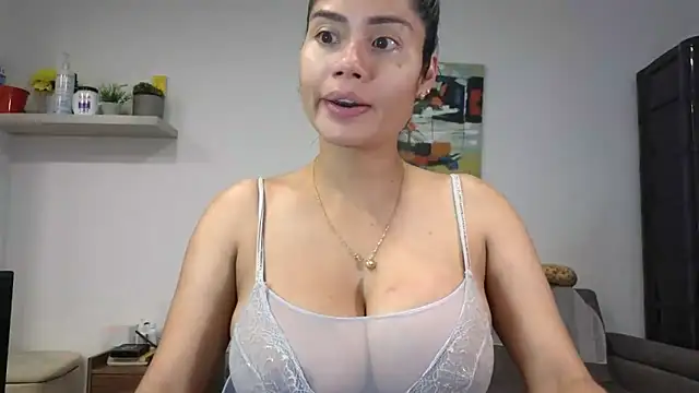 Snapshot of Alondra_fetish chatting on May 6, 2026, 1:53 am Alondra fetish online show from May 6, 2026, 1:53 am