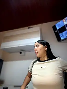 MarianaBenz online show from April 17, 2026, 11:51 pm