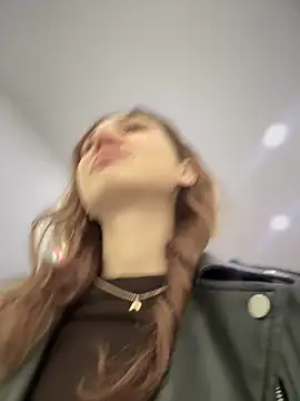 QuitieLia online show from October 3, 2025, 8:27 am