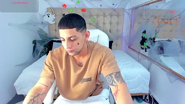 Snapshot of Alex_cute77 chatting on October 10, 2025, 12:06 pm Alex cute77 online show from October 10, 2025, 12:06 pm