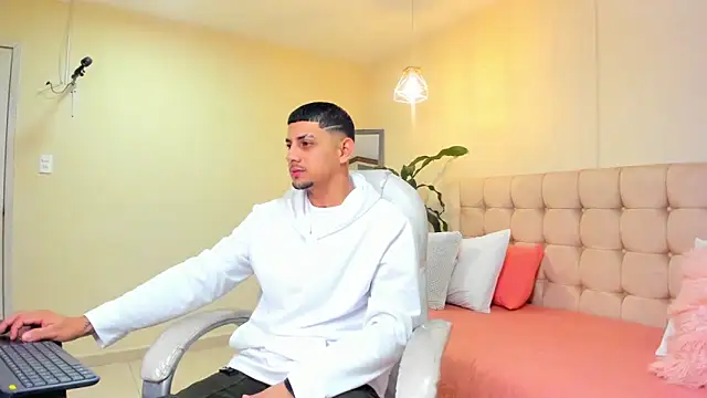 Snapshot of Alex_cute77 chatting on March 10, 2025, 12:28 pm Alex cute77 online show from March 10, 2025, 12:28 pm