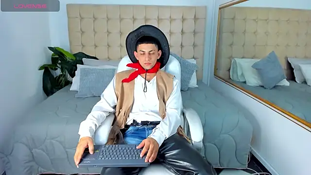 Snapshot of Alex_cute77 chatting on November 5, 2025, 11:02 am Alex cute77 online show from November 5, 2025, 11:02 am