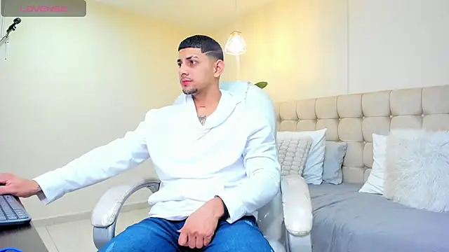 Snapshot of Alex_cute77 chatting on March 7, 2025, 12:23 pm Alex cute77 online show from March 7, 2025, 12:23 pm