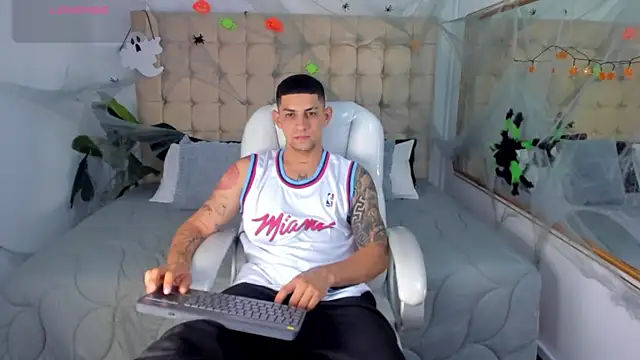 Snapshot of Alex_cute77 chatting on October 29, 2025, 11:53 am Alex cute77 online show from October 29, 2025, 11:53 am