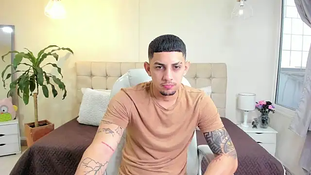 Snapshot of Alex_cute77 chatting on March 20, 2025, 12:11 pm Alex cute77 online show from March 20, 2025, 12:11 pm