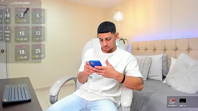 Snapshot of Alex_cute77 chatting on March 5, 2025, 12:22 pm Alex cute77 online show from March 5, 2025, 12:22 pm