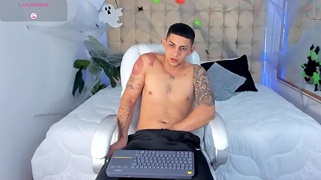 Snapshot of Alex_cute77 chatting on October 22, 2025, 12:59 pm Alex cute77 online show from October 22, 2025, 12:59 pm