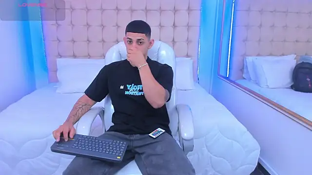 Snapshot of Alex_cute77 chatting on December 3, 2025, 11:53 am Alex cute77 online show from December 3, 2025, 11:53 am