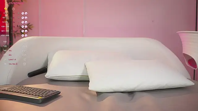 mia colin1  online show from October 7, 2025, 8:10 pm