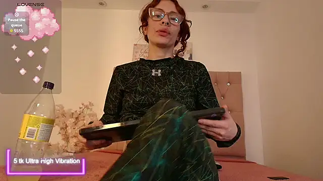 Snapshot of Katy_Van chatting on November 26, 2025, 4:12 am Katy Van online show from November 26, 2025, 4:12 am