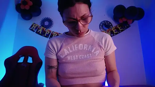 Snapshot of Katy_Van chatting on October 28, 2025, 8:30 pm Katy Van online show from October 28, 2025, 8:30 pm