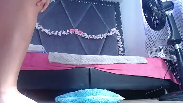 Snapshot of MeganMilF2 chatting on June 10, 2026, 4:52 pm MeganMilF2 online show from June 10, 2026, 4:52 pm