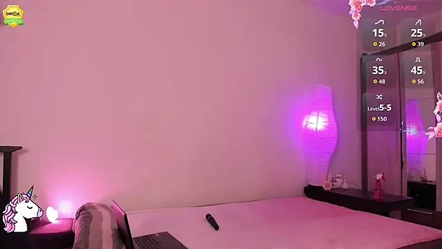 EvaUniporn online show from November 7, 2025, 4:44 pm