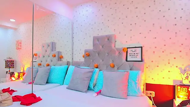 Snapshot of JulietaReyess chatting on October 18, 2025, 11:56 am JulietaReyess online show from October 18, 2025, 11:56 am