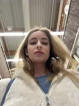 Snapshot of EvieEvans chatting on February 20, 2025, 6:24 pm EvieEvans online show from February 20, 2025, 6:24 pm