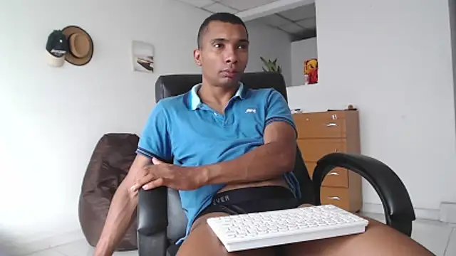 Snapshot of Aaronblack1_ chatting on November 5, 2025, 1:03 pm Aaronblack1 online show from November 5, 2025, 1:03 pm