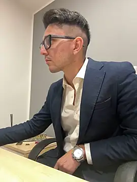 Snapshot of masterboss_ chatting on October 10, 2025, 8:37 am masterboss  online show from October 10, 2025, 8:37 am