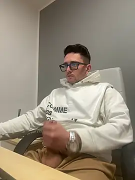 Snapshot of masterboss_ chatting on January 19, 2025, 6:32 pm masterboss  online show from January 19, 2025, 6:32 pm