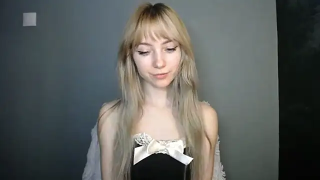 LuciaYoung online show from February 1, 2026, 7:56 pm