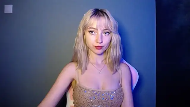 Snapshot of LuciaYoung chatting on July 5, 2026, 6:15 pm LuciaYoung online show from July 5, 2026, 6:15 pm
