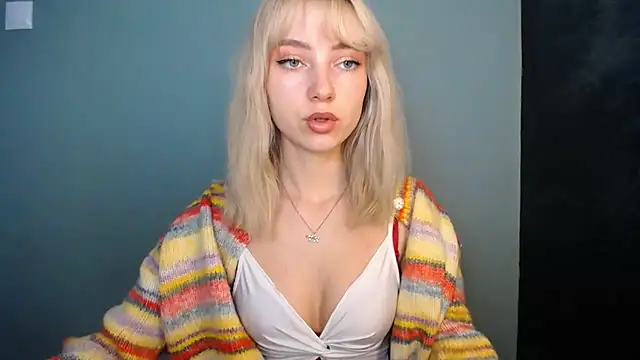 Snapshot of LuciaYoung chatting on July 6, 2026, 12:12 pm LuciaYoung online show from July 6, 2026, 12:12 pm