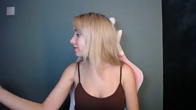 Snapshot of LuciaYoung chatting on June 21, 2026, 6:36 pm LuciaYoung online show from June 21, 2026, 6:36 pm