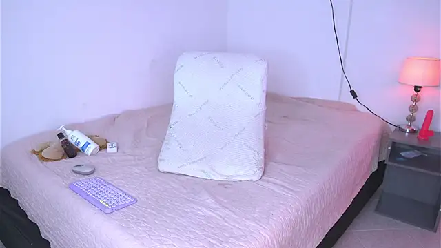 argiee taylorxs2 online show from September 21, 2025, 12:54 pm