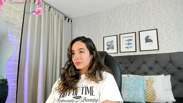 emma  smith1 online show from March 4, 2025, 12:12 pm