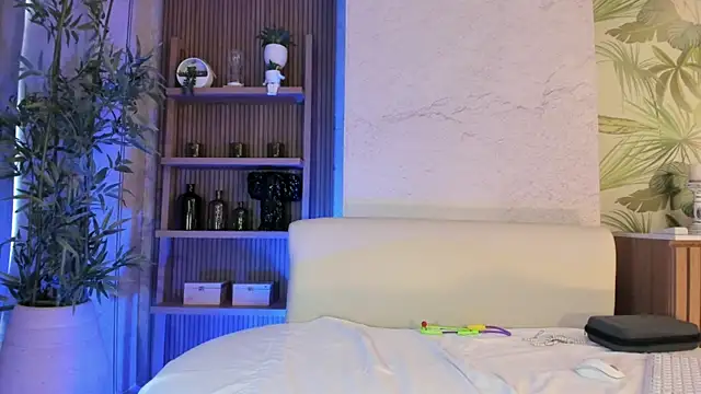 LIAH IZUMI online show from October 22, 2025, 1:32 pm