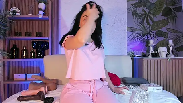 LIAH IZUMI online show from January 7, 2026, 1:16 pm