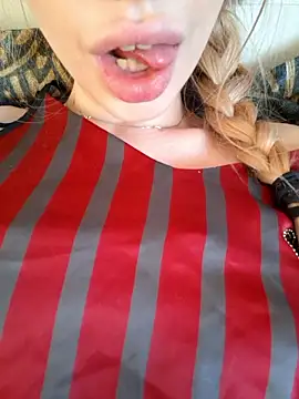 Snapshot of Elza_kom chatting on January 6, 2026, 8:29 am Elza kom online show from January 6, 2026, 8:29 am