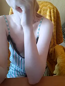 Snapshot of Elza_kom chatting on February 13, 2026, 4:01 am Elza kom online show from February 13, 2026, 4:01 am