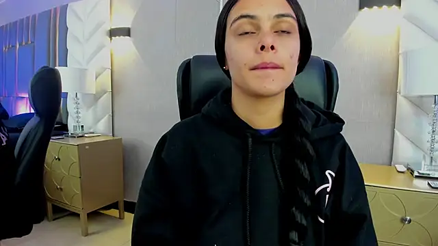 ChloeHarper  online show from December 18, 2025, 12:20 pm