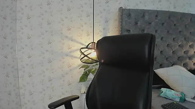 Snapshot of ChloeHarper_ chatting on July 18, 2026, 2:58 pm ChloeHarper online show from July 18, 2026, 2:58 pm