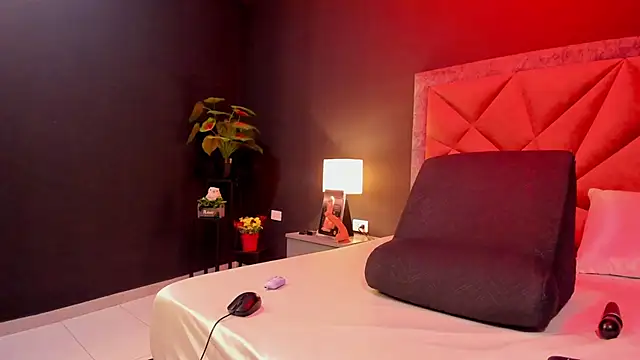 Snapshot of mia_milff chatting on November 2, 2025, 6:35 pm mia milff online show from November 2, 2025, 6:35 pm