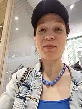 Snapshot of Exhibitionsplit chatting on May 5, 2026, 3:37 pm Exhibitionsplit online show from May 5, 2026, 3:37 pm