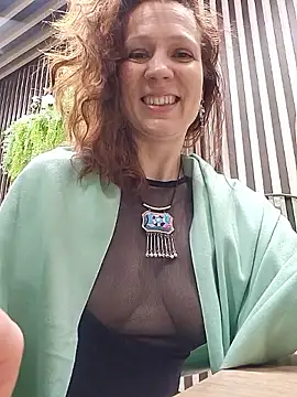 Snapshot of Exhibitionsplit chatting on May 3, 2026, 9:03 am Exhibitionsplit online show from May 3, 2026, 9:03 am