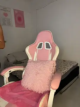 Snapshot of violet-333 chatting on February 7, 2026, 5:32 pm violet-333 online show from February 7, 2026, 5:32 pm