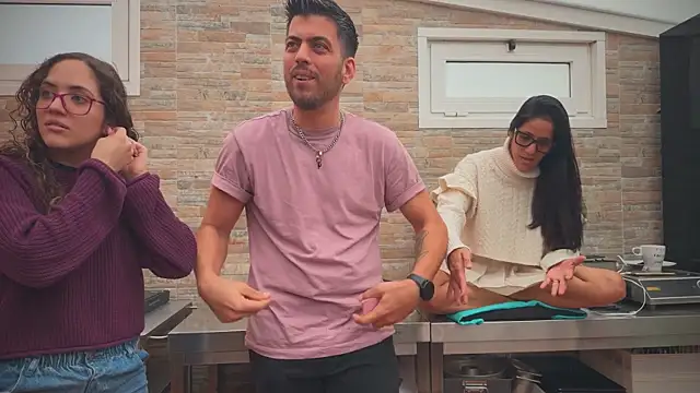 Snapshot of barfantasy chatting on October 21, 2025, 8:36 am barfantasy online show from October 21, 2025, 8:36 am