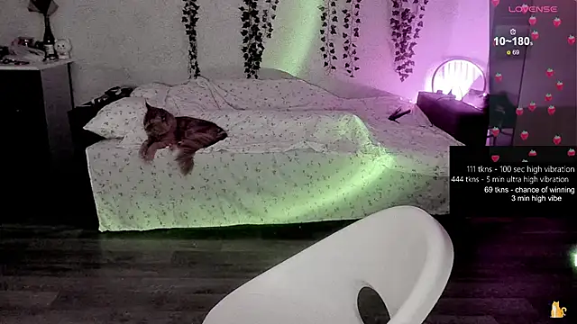 Snapshot of strawberry_elfcat chatting on February 20, 2026, 1:24 am strawberry elfcat online show from February 20, 2026, 1:24 am