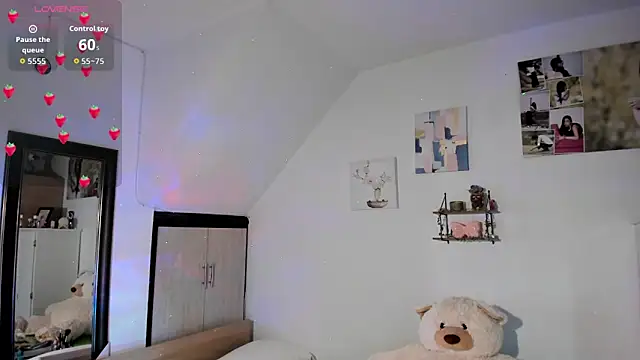 Snapshot of VeronikaOlsen chatting on October 6, 2025, 11:44 am VeronikaOlsen online show from October 6, 2025, 11:44 am