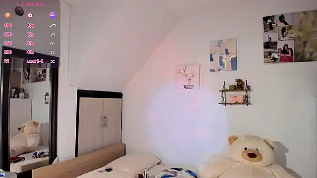 Snapshot of VeronikaOlsen chatting on November 12, 2025, 12:42 pm VeronikaOlsen online show from November 12, 2025, 12:42 pm