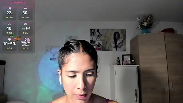 Snapshot of VeronikaOlsen chatting on October 14, 2025, 1:06 am VeronikaOlsen online show from October 14, 2025, 1:06 am