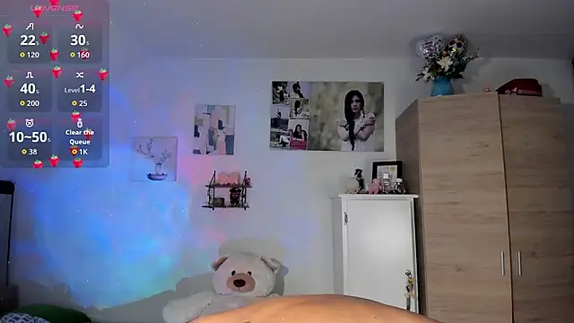 Snapshot of VeronikaOlsen chatting on September 25, 2025, 12:33 pm VeronikaOlsen online show from September 25, 2025, 12:33 pm